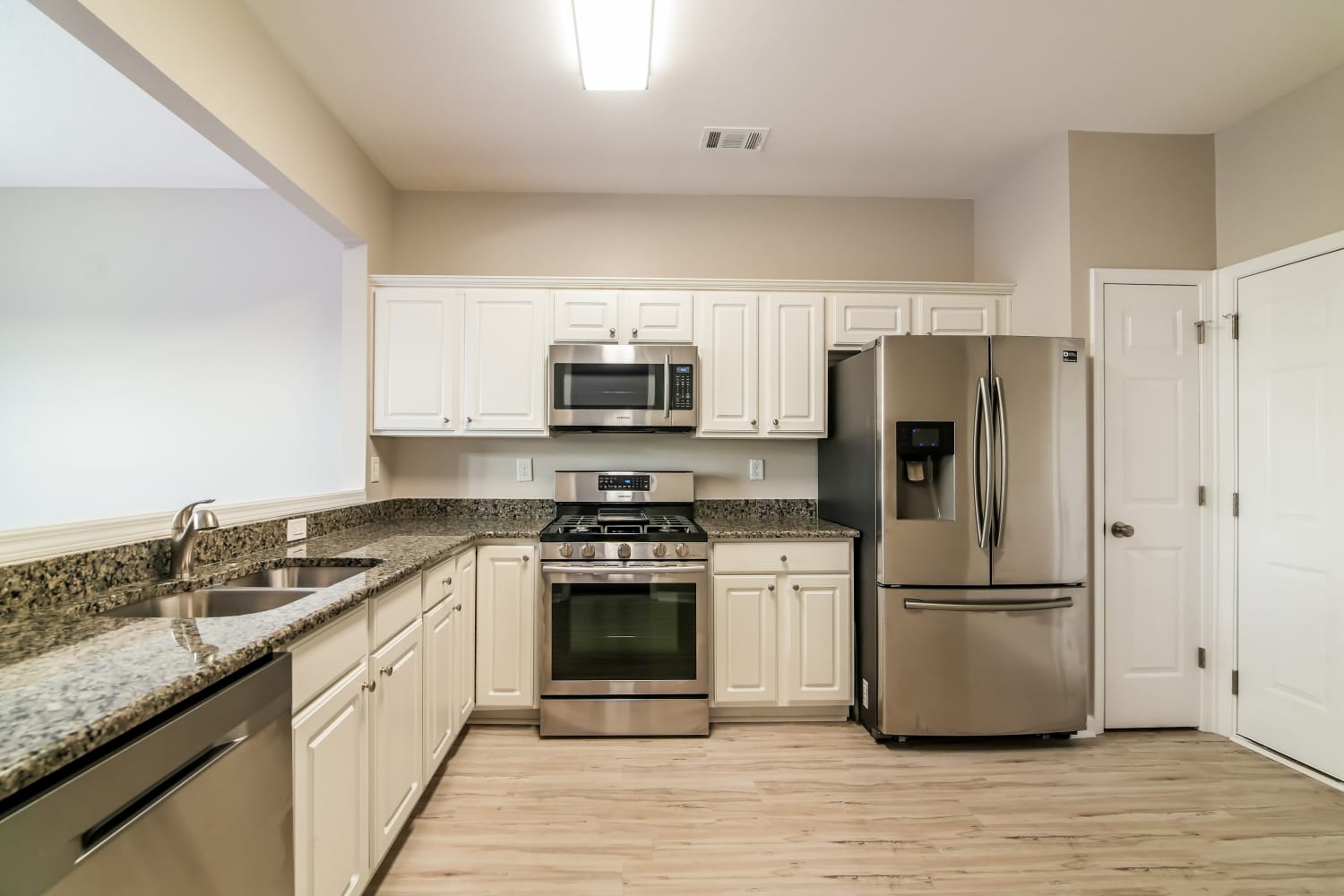 233 Regent Sq photo 4