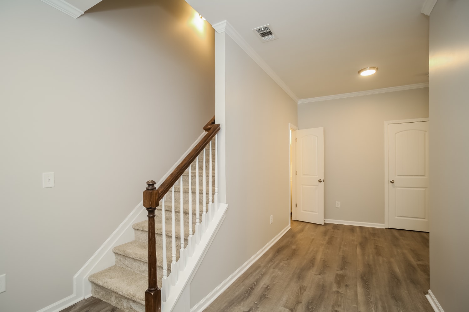 267 Royal Crescent Ter photo 2