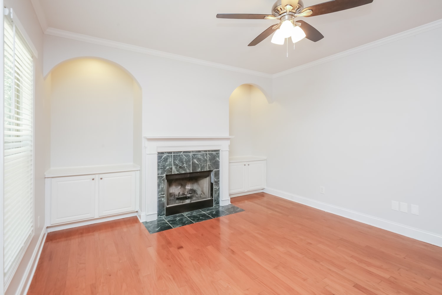 532 Suwanee Oaks Dr photo 3
