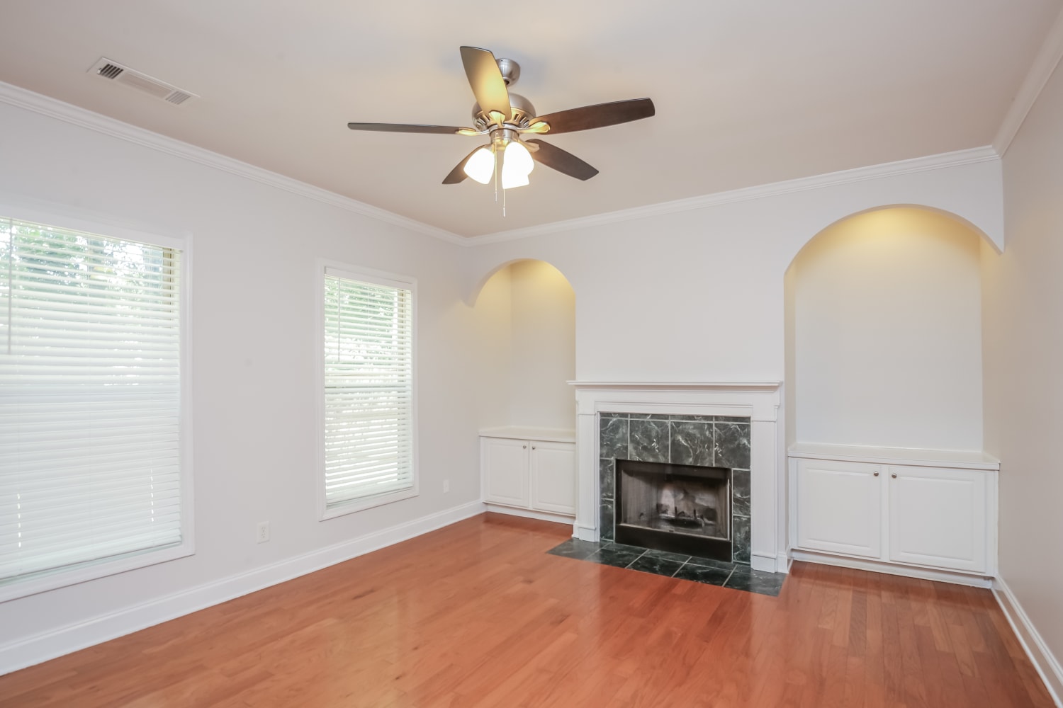 532 Suwanee Oaks Dr photo 2