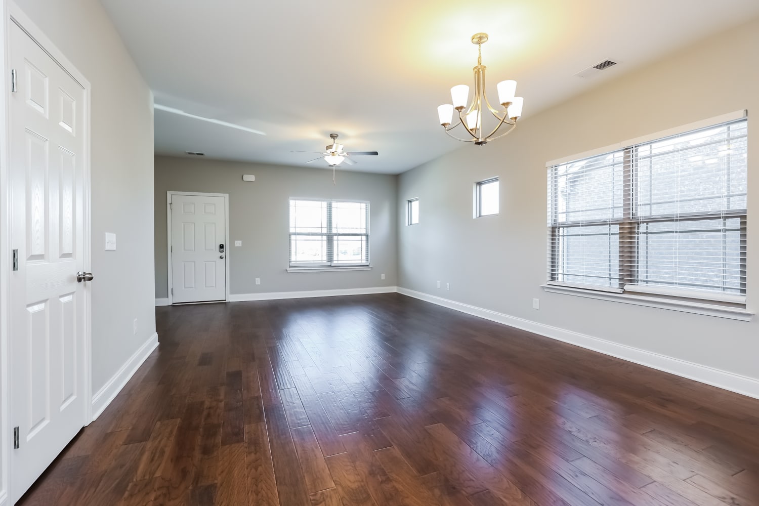 1184 Westgate Dr photo 2
