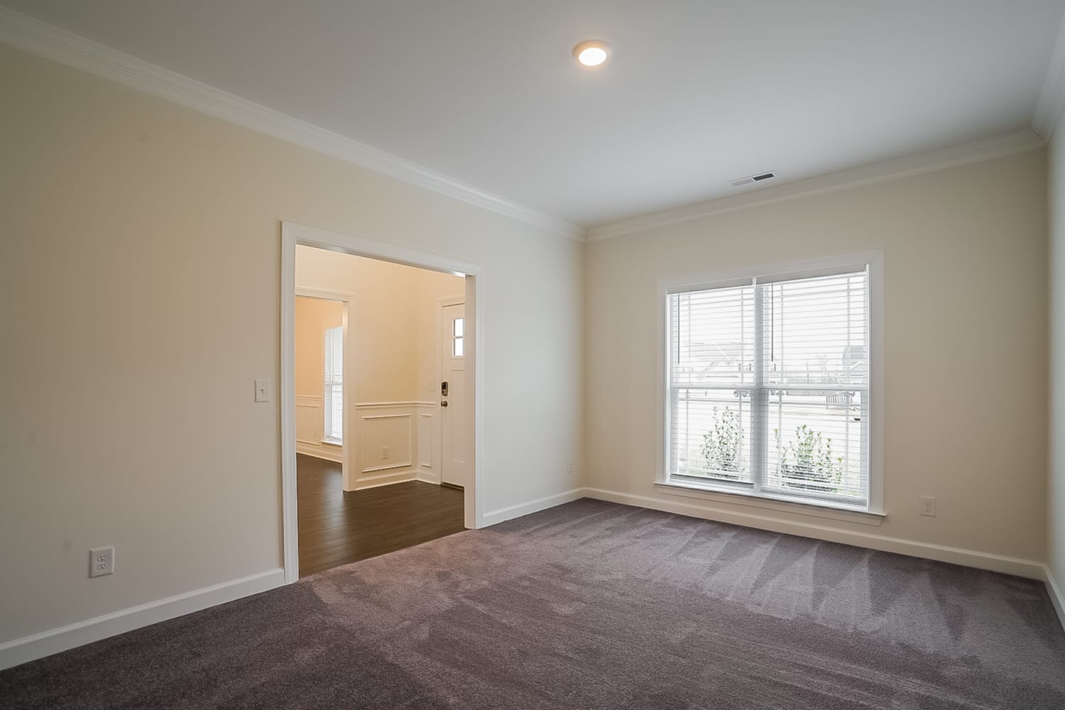 1079 Vanguard Dr photo 4
