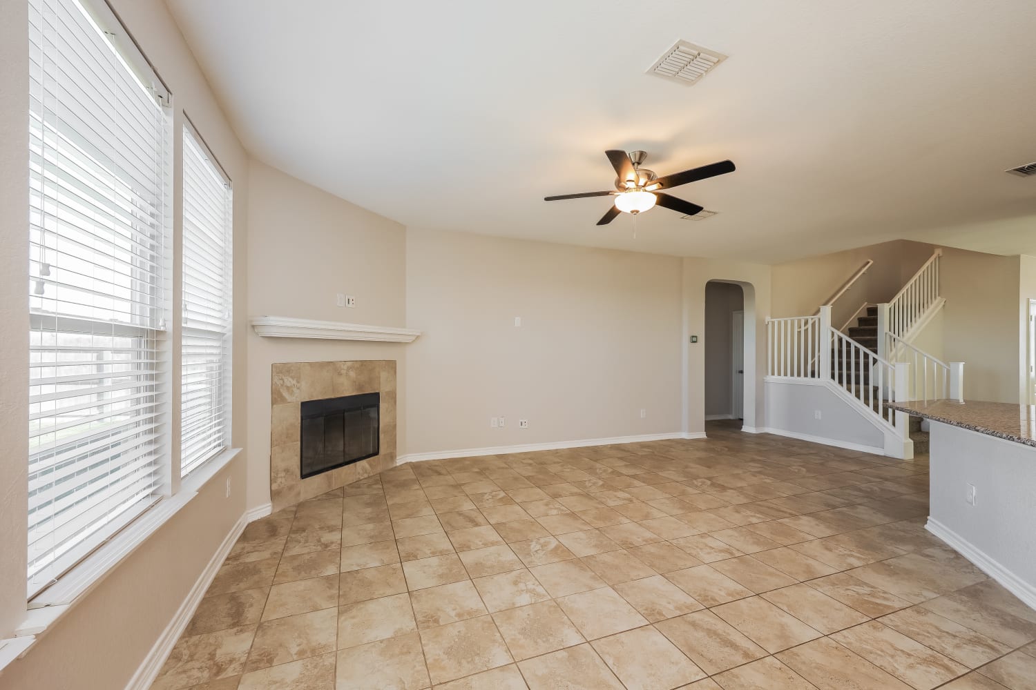 220 Colonial Blf photo 3