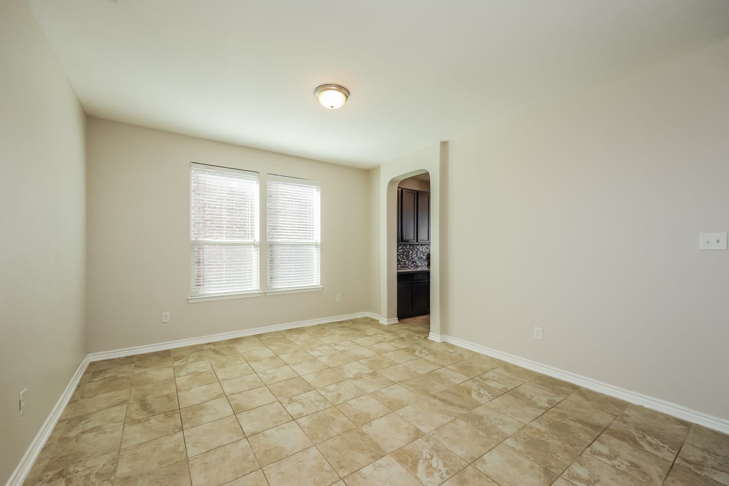 220 Colonial Blf photo 4