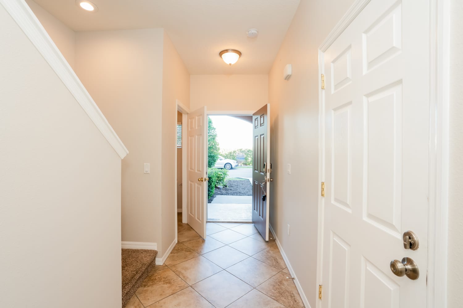 1366 Grantham Dr photo 2