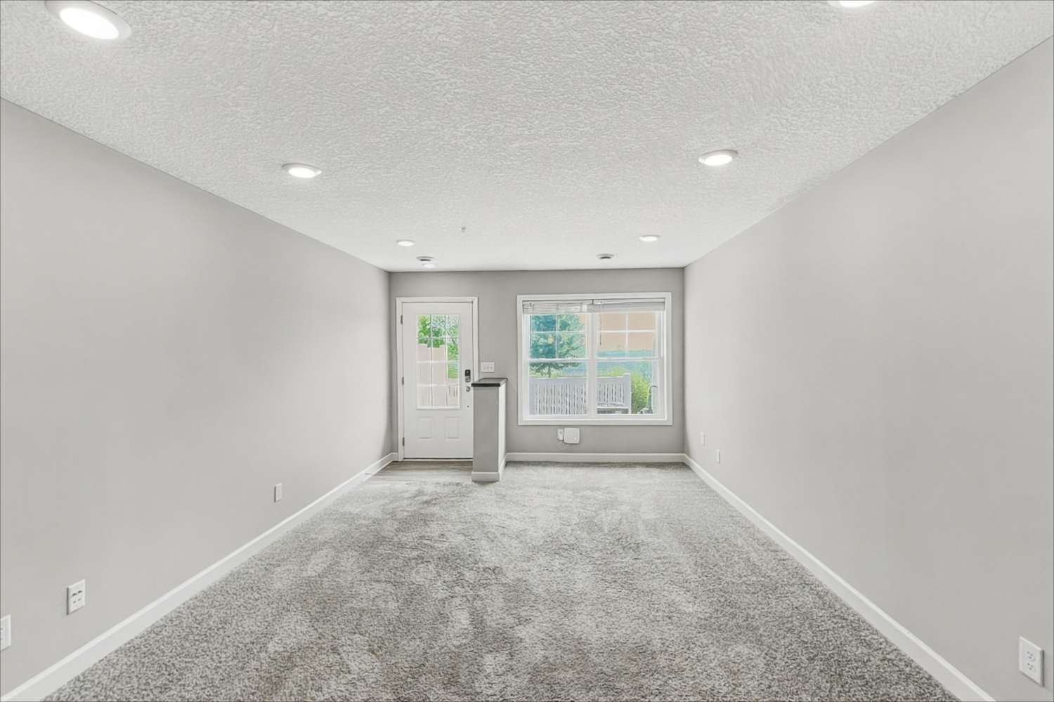 10948 Yalta St NE photo 5