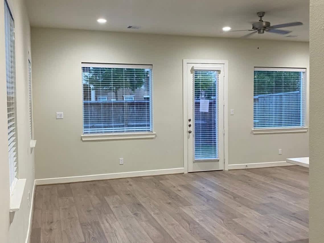 10518 Executive Lake Dr photo 2