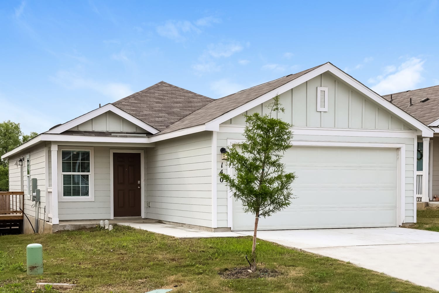 140 Hollywood Dr photo 3