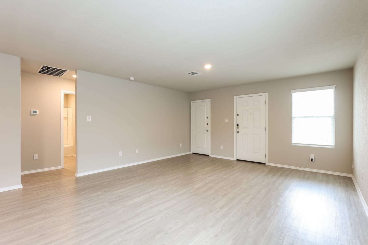 140 Hollywood Dr photo 4