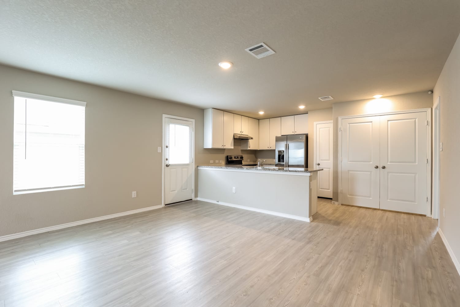 140 Hollywood Dr photo 5