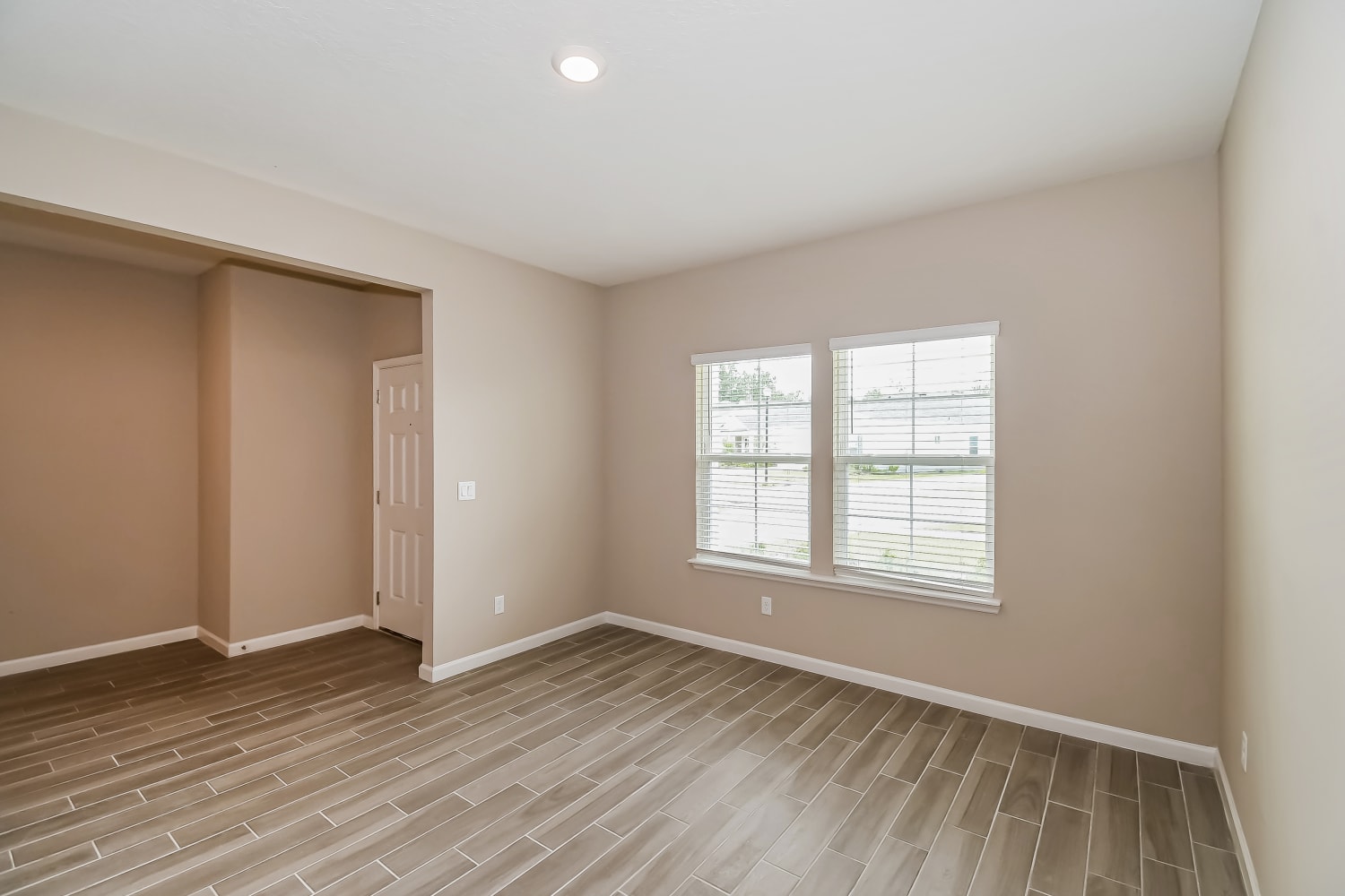2433 Laylas Wy photo 3