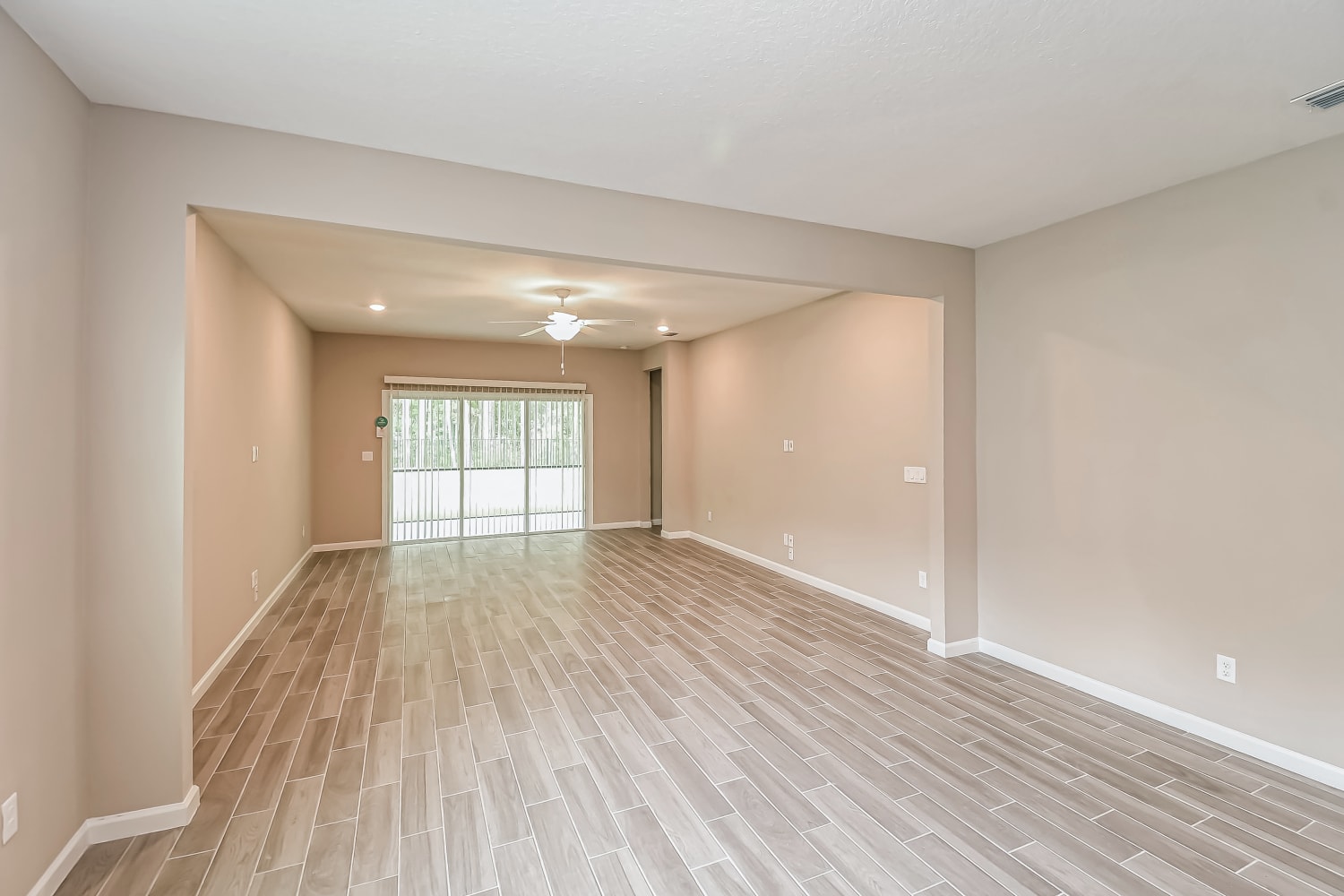 2433 Laylas Wy photo 4