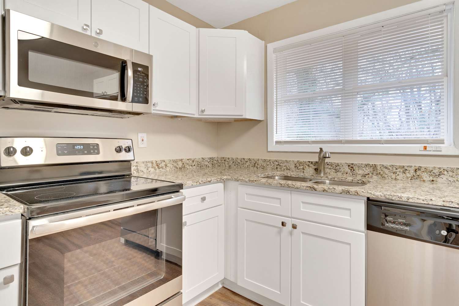 1421 Dennis Dr photo 4