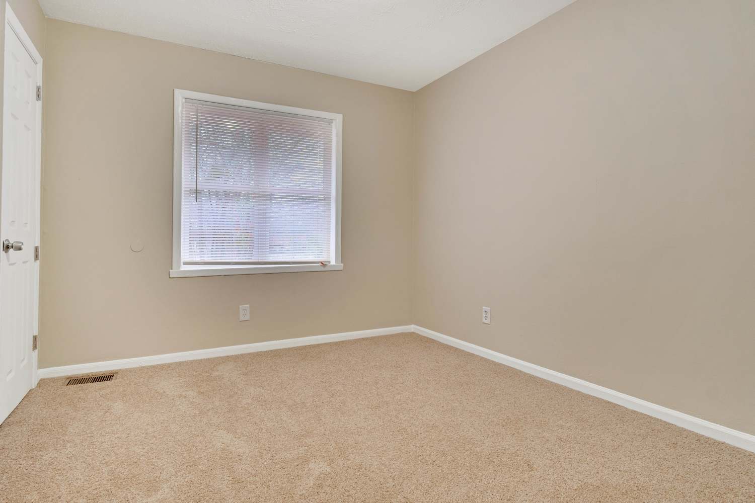 1421 Dennis Dr photo 5
