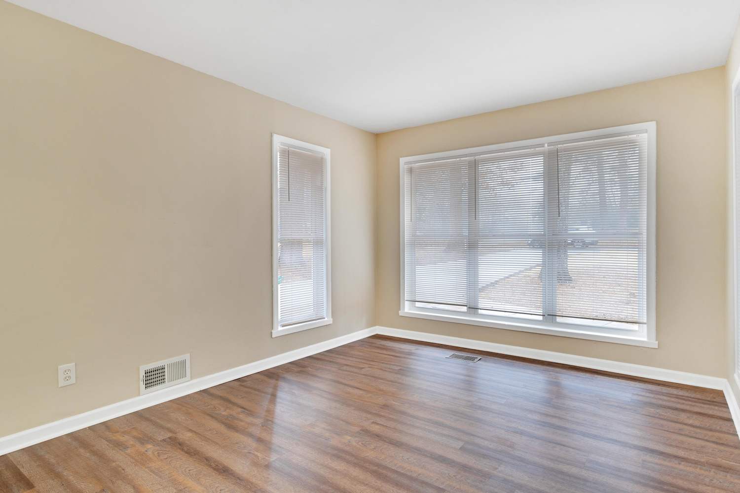 1421 Dennis Dr photo 2