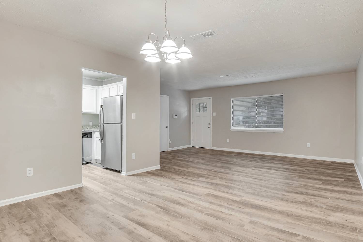 1728 W Austin photo 3