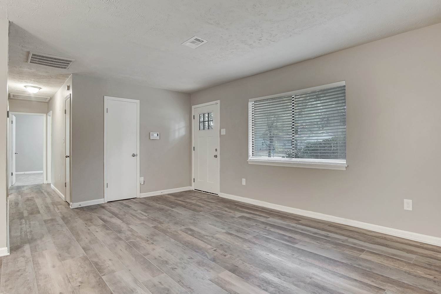 1728 W Austin photo 2