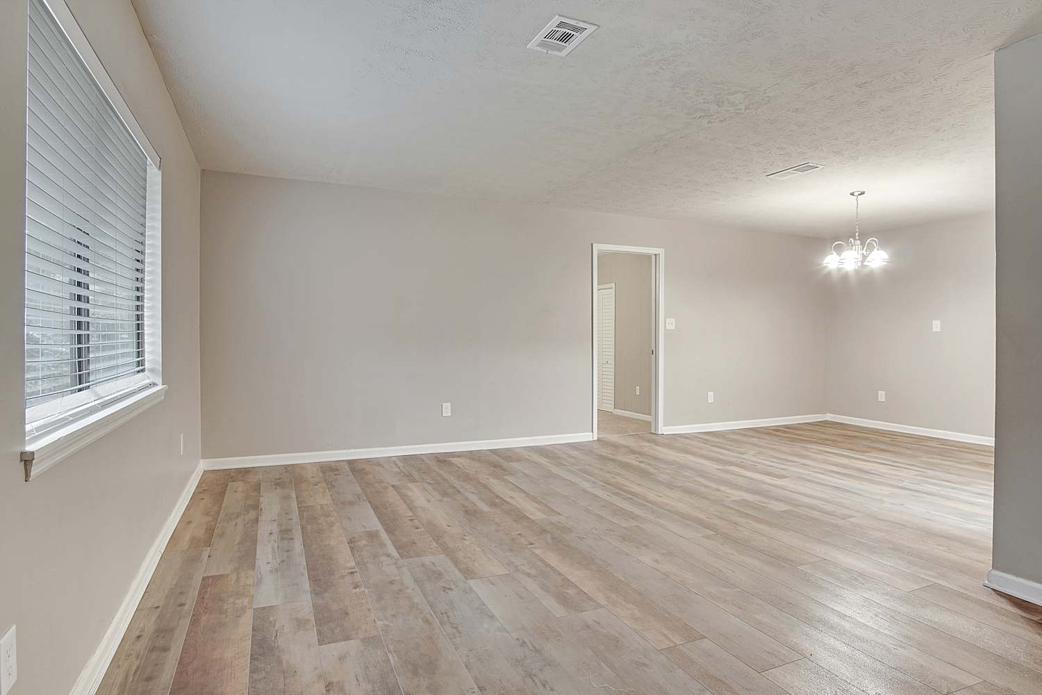 1728 W Austin photo 4