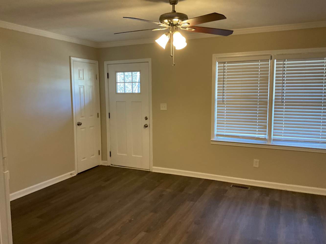 2024 Rosewood Rd photo 2
