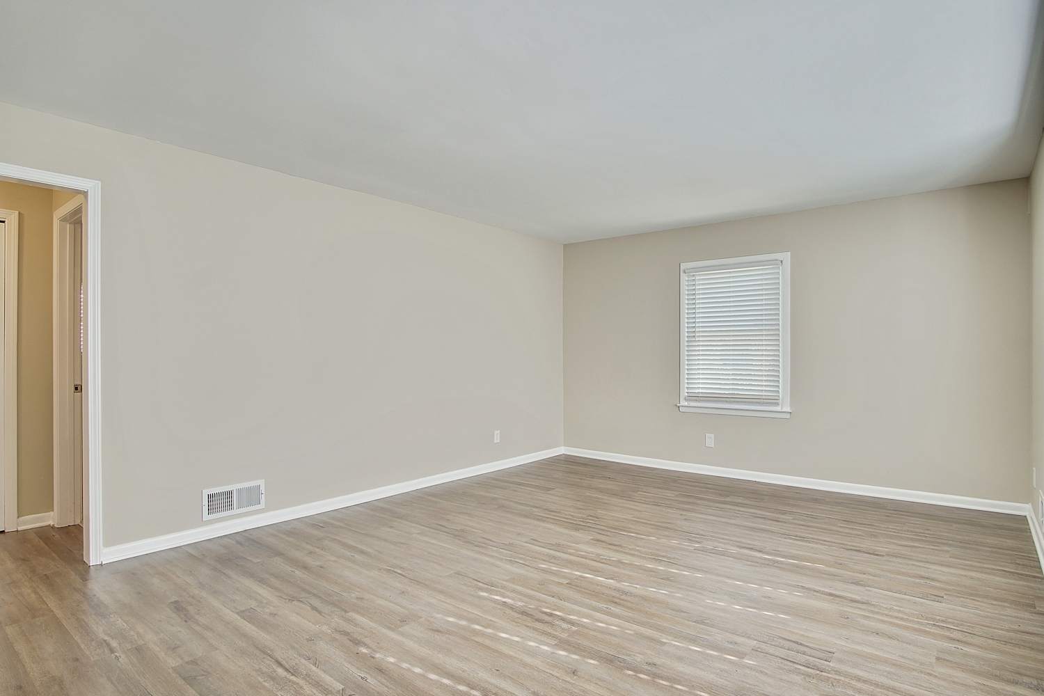 1690 Camperdown Cir photo 4