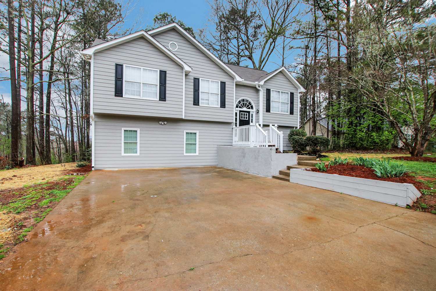 1815 Independence Dr photo 2