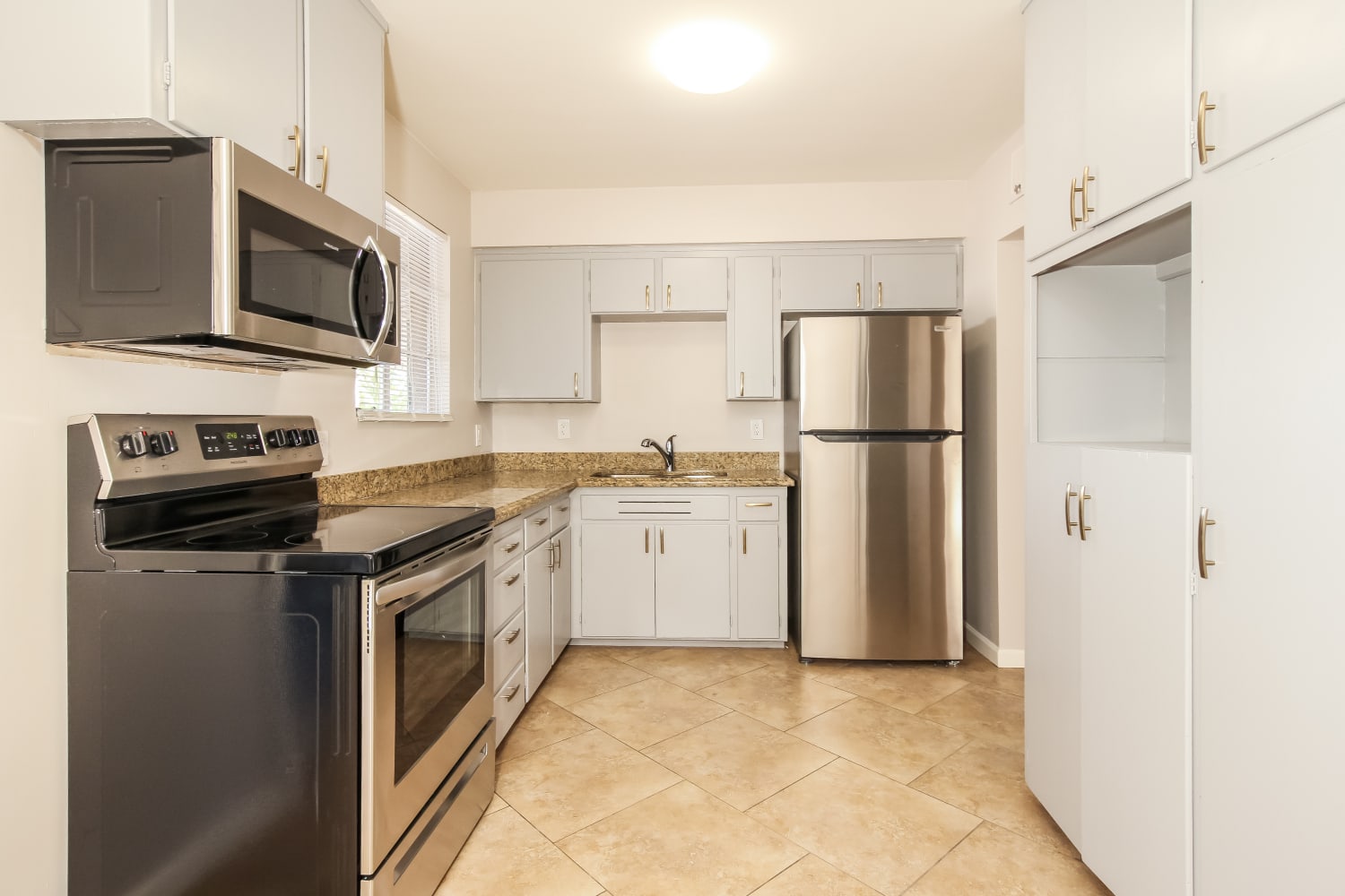 1944 W Gardenia Drive photo 5