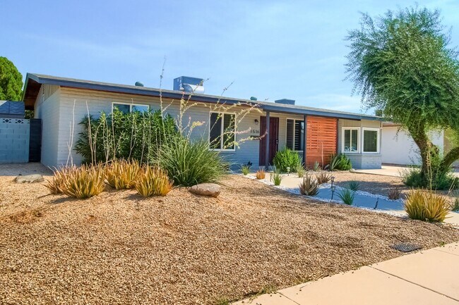4 Bedroom single family home in Tempe photo 2