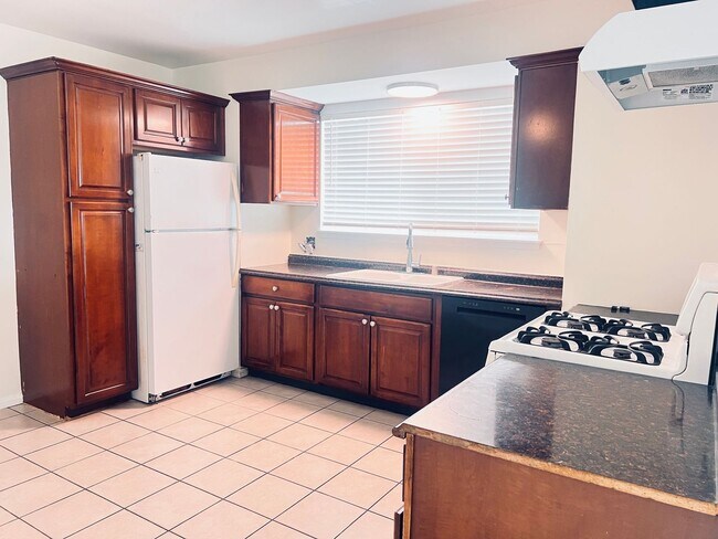 422 S Date St Escondido, CA 92025 photo 5