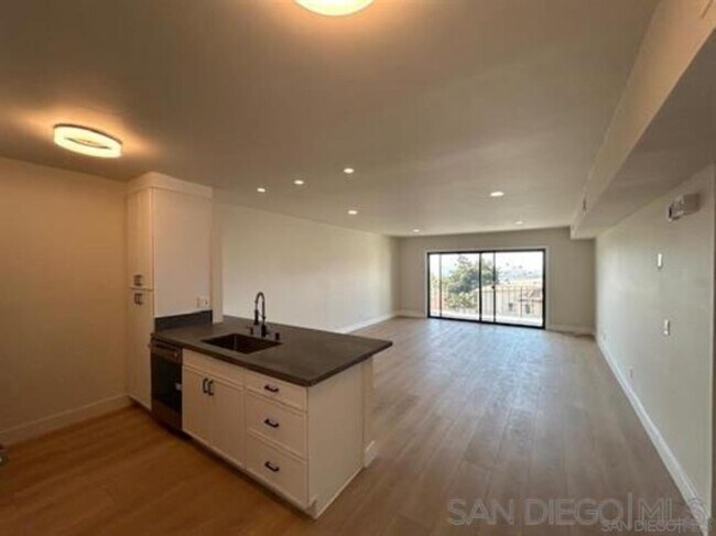 811 W Nutmeg St San Diego, CA 92103 photo 5