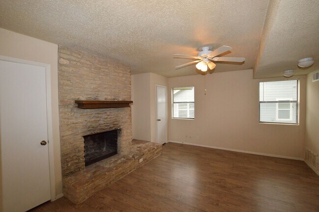 9023 Sawtooth Ln Austin, TX 78729 photo 2