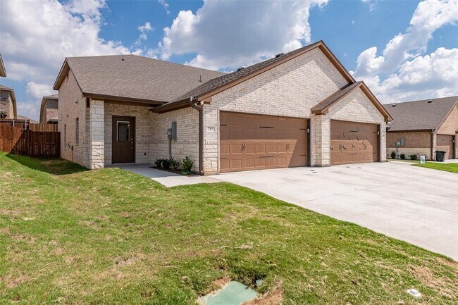 721 Rolling Terrace Cir Granbury, TX 76049 photo 2