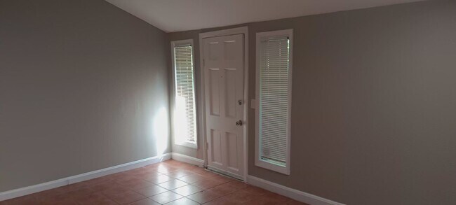 4133-4135 Hawthorne Ave Dallas, TX 75219 photo 2