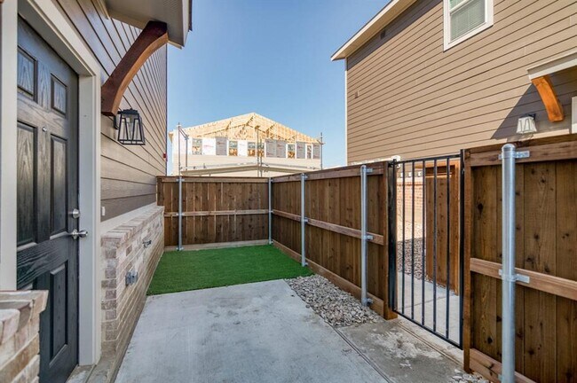 715 Harvest Moon Drive, Venus, TX 76084 photo 4