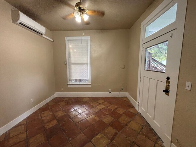 241 Post Ave San Antonio, TX 78215 photo 2