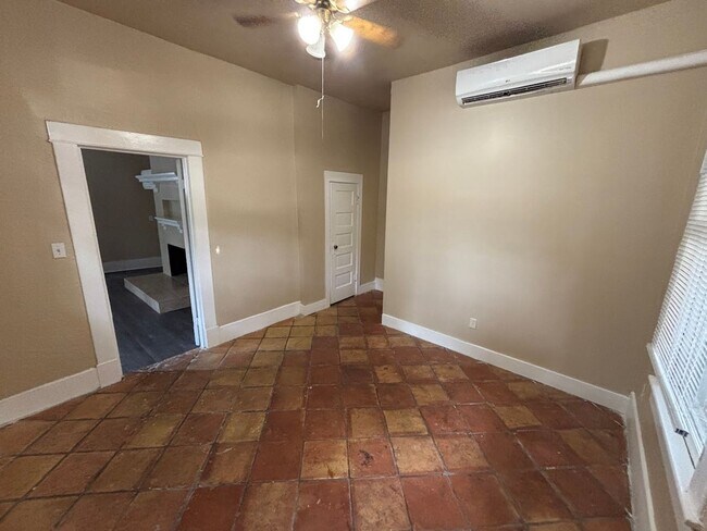 241 Post Ave San Antonio, TX 78215 photo 3