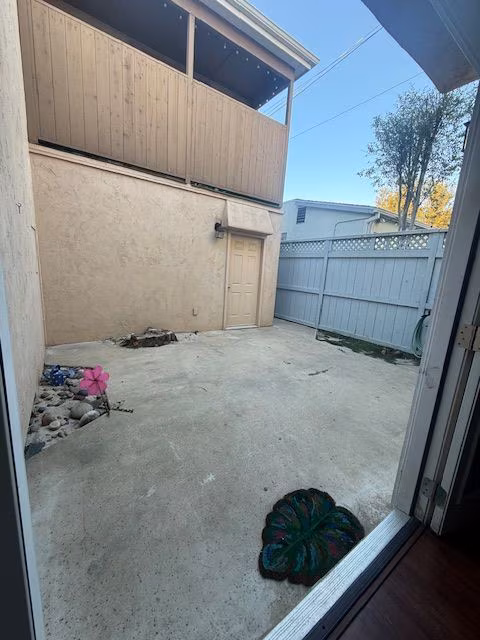706 E Avenue, Middle Unit photo 2