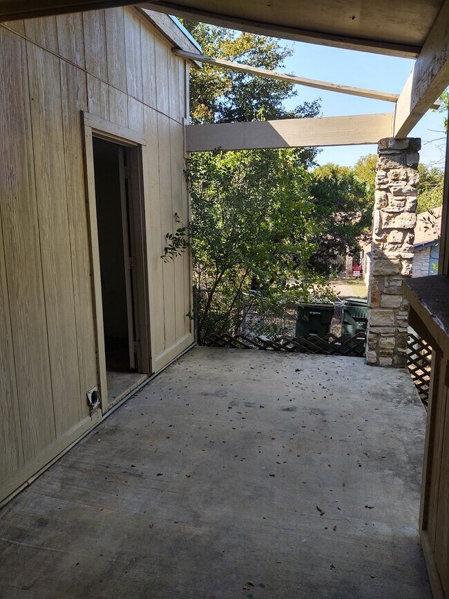 1314 Hazelton St San Marcos, TX 78666 photo 4