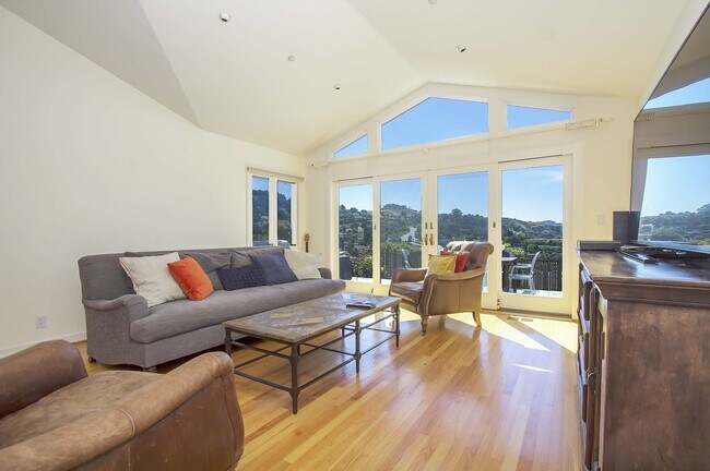 New: Stunning Bay and Bridge Views 3Bed  Office -Bushell Homes photo 2