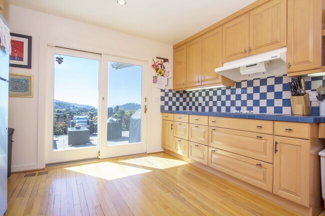 New: Stunning Bay and Bridge Views 3Bed  Office -Bushell Homes photo 4