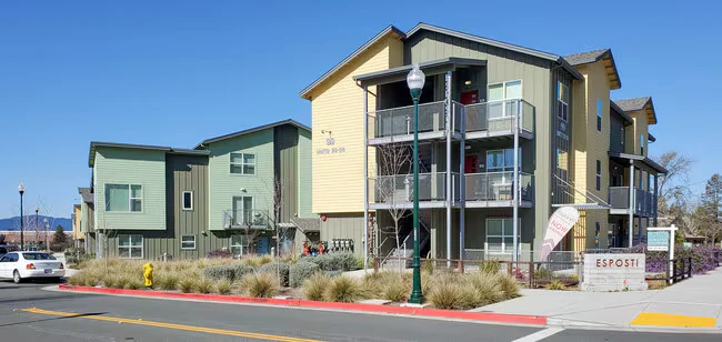 Esposti Park Apartments photo 2