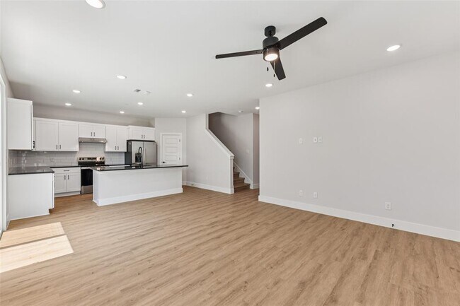 9311 Curious Squirrel St Austin, TX 78744 photo 4