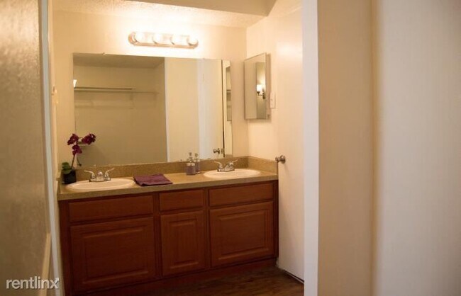 5201 Springlake Pkwy Haltom City, TX 76117 photo 4