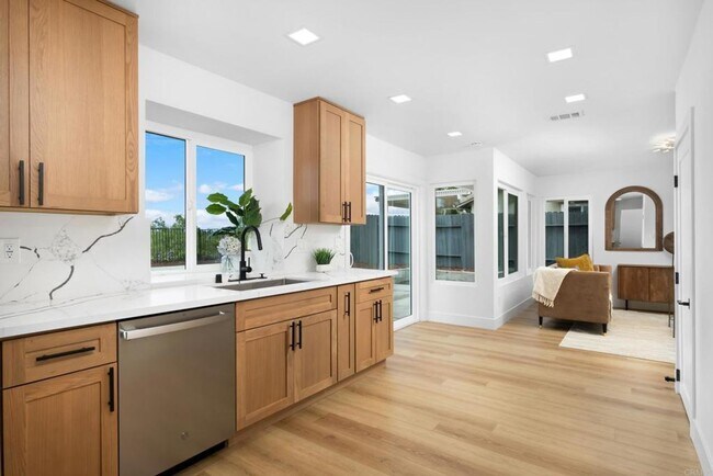 Furnished Oceanside Home - 3 Bedroom 2-1/2 Bathroom - Renovated photo 4