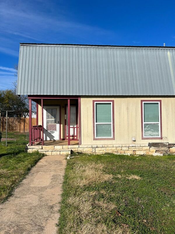 803 W Navarro St Llano, TX 78643 photo 2