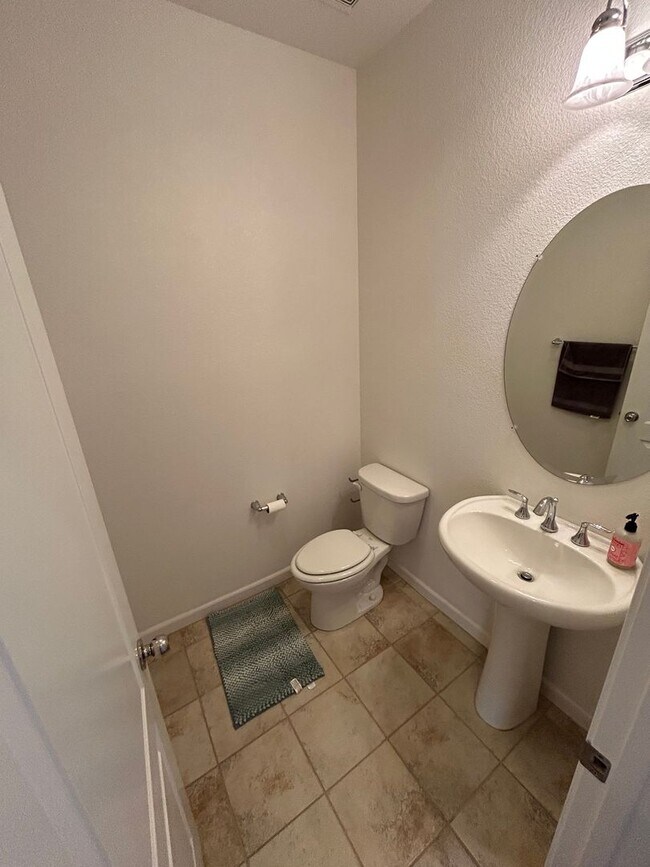 Beautiful 5 Bedroom 3 Bathroom in Quiet Neighborhood photo 3