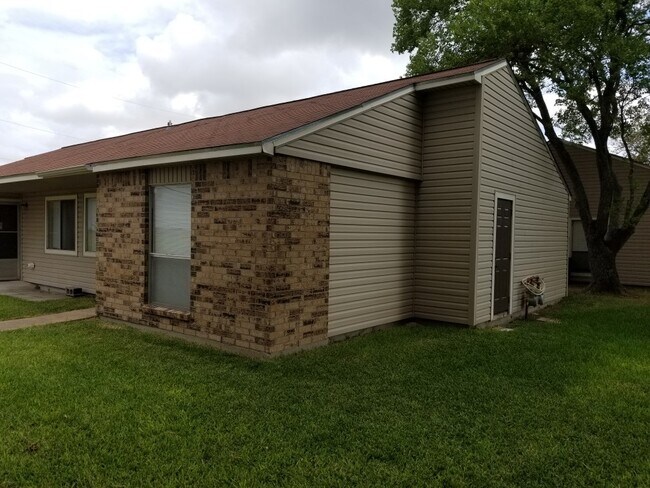 400 W Mesquite Granger, TX 76530 photo 2