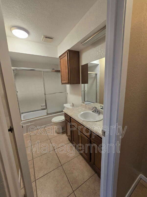 1012 Lynn St Weatherford, TX 76086 photo 3