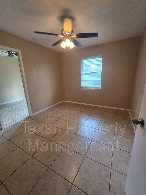 1012 Lynn St Weatherford, TX 76086 photo 2