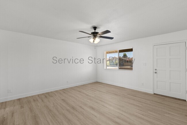 2924 W Myrtle Ave photo 5