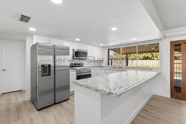 2924 W Myrtle Ave photo 4